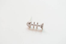 1PC Gold&Silver&Rose Gold Plated Cat and Fish Bone Stud Post Earring For Women Simple Cute Animal Ear Stud E053